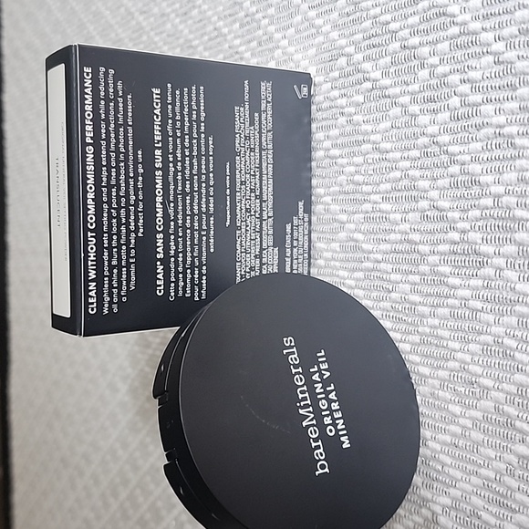 bareMinerals Original Mineral Veil Pressed Setting Powder in Translucent - Picture 5 of 8